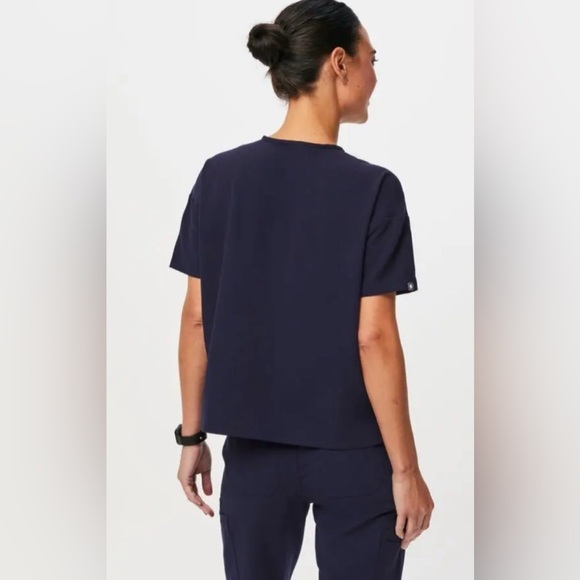 FIGS Set Uman Relaxed Jogger Scrub Pants & Relaxed Catarina One-Pocket Scrub Top - Picture 11 of 16
